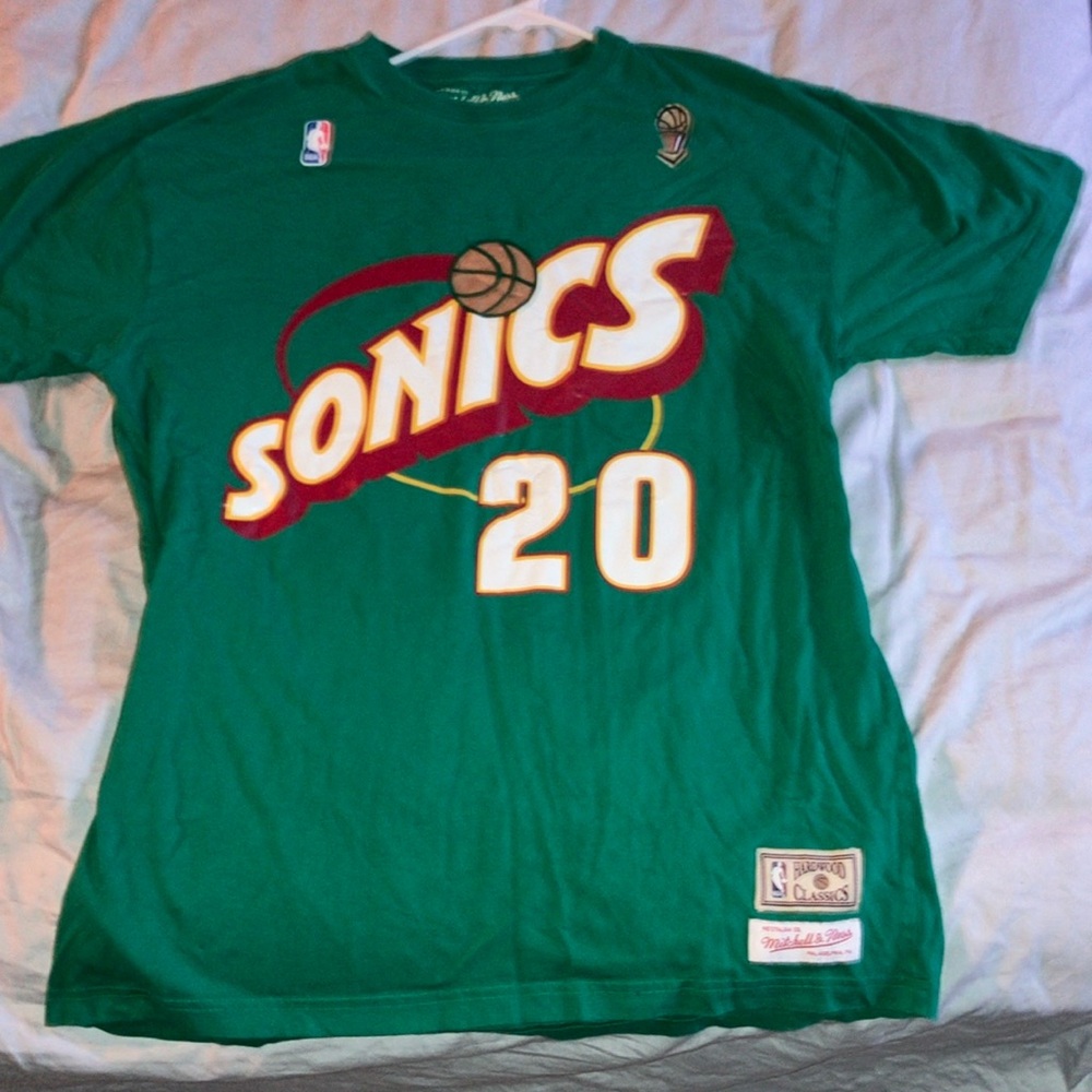 NOSTALGIA CO MITCHELL AND NESS TEE